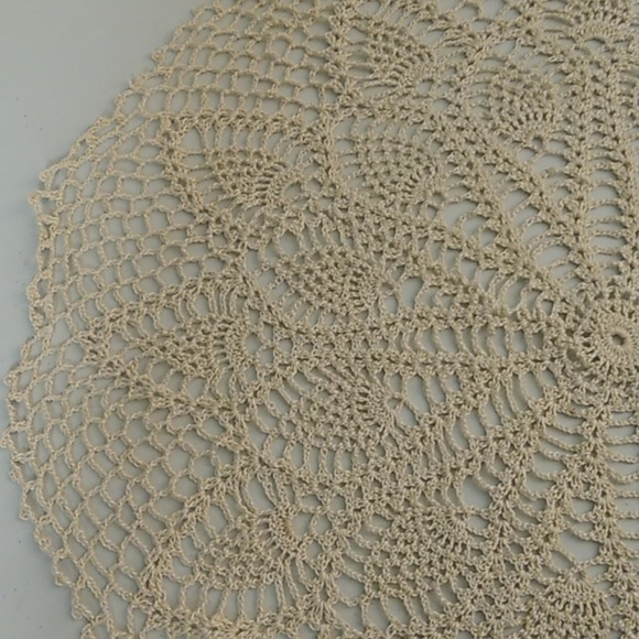 VINTAGE LARGE 23" CROCHET TABLE SCAPE CENTER PIECE GRANNYCORE, BOHO, HANDCRAFTED - Picture 5 of 9